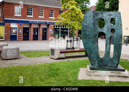 Norwich Playhouse und moderne Skulptur Norwich Norfolk England Stockfoto