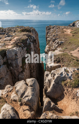 EINE SPALTE IM FELSEN ON ST. GOVAN KOPF PEMBROKESHIRE WALES UK Stockfoto