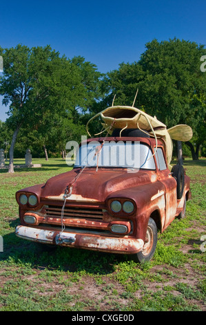 Fish'en, verschweißt mit alten Pickup-Truck von Joe Barrington, Hanna Federn Sculpture Garden in Lampasas Texas Stahlskulptur Stockfoto