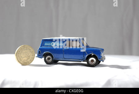 Dinky Toy RAC Mini van Fahrzeug gegen ein Pfund-Münze zum Maßstab UK in den 1960er Jahren geben Stockfoto