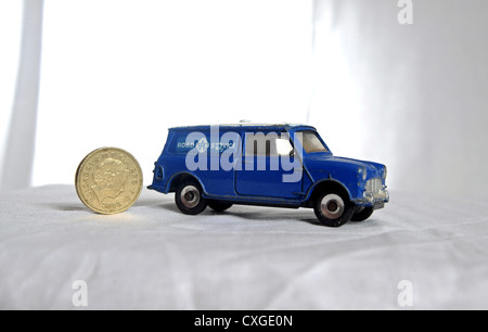 Dinky Toy RAC Mini van Fahrzeug gegen ein Pfund-Münze zum Maßstab UK in den 1960er Jahren geben Stockfoto