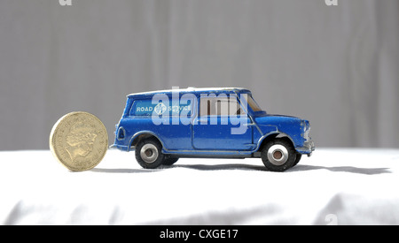 Dinky Toy RAC Mini van Fahrzeug gegen ein Pfund-Münze zum Maßstab UK in den 1960er Jahren geben Stockfoto