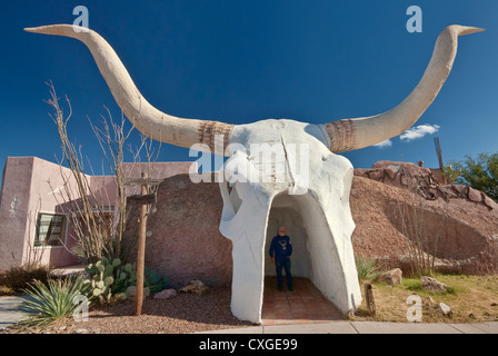 Riesigen Schädel am Eingang zu Longhorn Grillrestaurant an Arivaca Junction, Arizona, USA Stockfoto