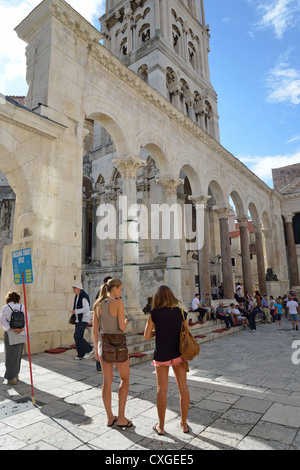Säulenhalle Peristyl Eingang zum Diokletian Palast, Old Town, Split, Split-Dalmatien, Kroatien Stockfoto