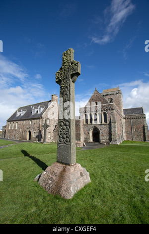 Isle of Iona, Schottland. Malerische Aussicht auf die St.-Martins Kreuz mit Iona Abbey im Hintergrund. Stockfoto