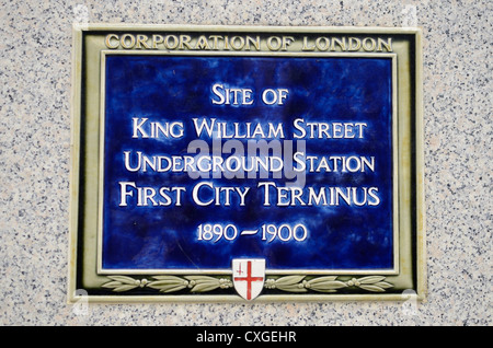 Blaue Plakette, die Kennzeichnung der Website von King William Street u-Bahnstation, erste Stadt Endstation Denkmal St., London, UK Stockfoto