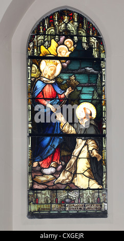 Surrey England Sutton Kirche unserer lieben Frau vom Rosenkranz Buntglasfenster der Jungfrau Maria Dominikus den Rosenkranz verleihen Stockfoto