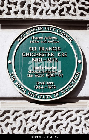 Grüne Plakette markiert das ehemalige Wohnhaus des Seefahrer Sir Frances Chichester KBE, St. James's Place SW1 Str. Jamess, London, England Stockfoto