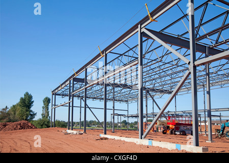 Arbeit vor Ort und große Stahlrahmen eines großen Geschäftshauses. Stockfoto