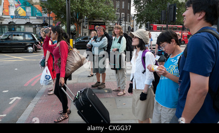 Fußgänger bei einem Verkehrsunfall leichte auf Euston Rd in Richtung Kings Cross Railway Station London England UK KATHY DEWITT Stockfoto