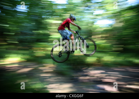 Junge auf Fahrrad zu beschleunigen Stockfoto