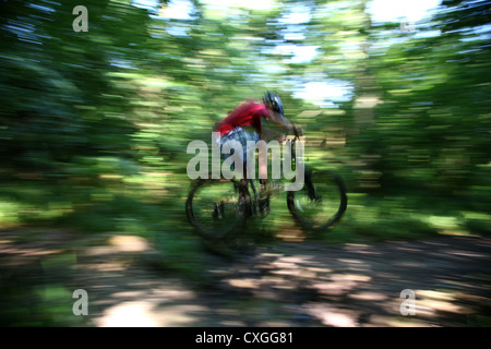 Junge auf Fahrrad zu beschleunigen Stockfoto