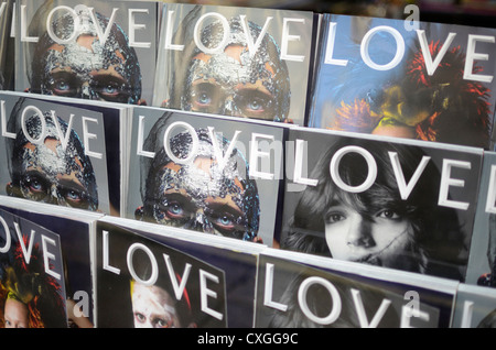 Kopien der Liebe Mode-Magazin in einem Zeitungsladen Fenster Stockfoto