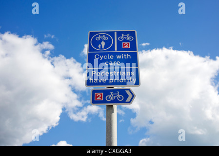 Schild mit Radwegen, haben Fußgänger Vorrang Stockfoto