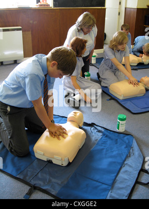 Kinder üben CPR-erste-Hilfe - Herzdruckmassage Stockfoto, Bild ...