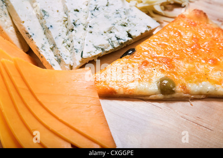 in Scheiben geschnittenen Käse und pizza Stockfoto