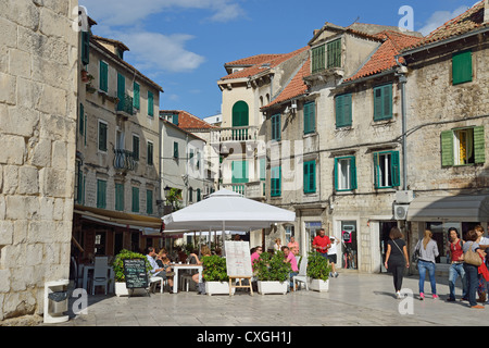 Gartenrestaurants in Trg Braće Radić Pjaca, Old Town, Split, Split-Dalmatien, Kroatien Stockfoto