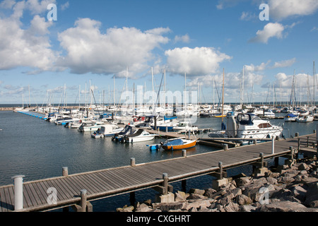 Kuhlungsborn Ost, Deutschland mit Yachets und der Ostsee - blauer Himmel und Wolken Stockfoto