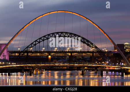 Die berühmten Brücken über den Fluss Tyne link Newcastle Upon Tyne in Gateshead. Großbritannien Stockfoto