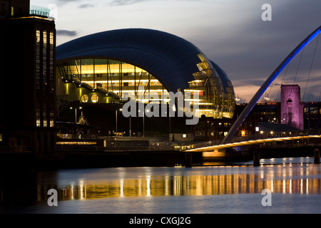 Der Sage Gateshead an den Ufern des Flusses Tyne in der Nacht, eine benutzerdefinierte Veranstaltungsort Stockfoto