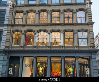 Ein Loft-Gebäude in Broome Street in Soho zeigt Schaufensterpuppen und Mode in den Fenstern Stockfoto