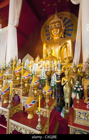 Innere des Wihaan (Ordinationshalle) mit Buddha-Figuren, Wat Phra Singh, Chiang Mai, Thailand Stockfoto