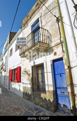 Weiß getünchten Haus zum Verkauf in der Ortschaft Cadaques, Costa Brava, Spanien Stockfoto