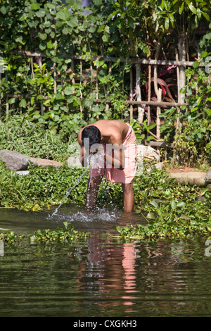 Waschen in den Backwaters von Alleppey, Kerala, Indien. Stockfoto