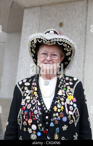 Pearly Kings & Queens costermonger Erntefest statt an der Guildhall Hof & St Mary-le-Bow Church, London, England, UK Stockfoto