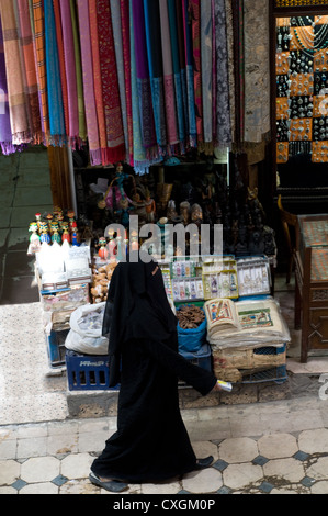 Frau Niqab walking im Khan El Khalili Markt Kairo Ägypten Stockfoto