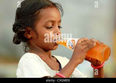 Indische Mädchen trinken Fanta Erfrischungsgetränk Andhra Pradesh in Indien Stockfoto