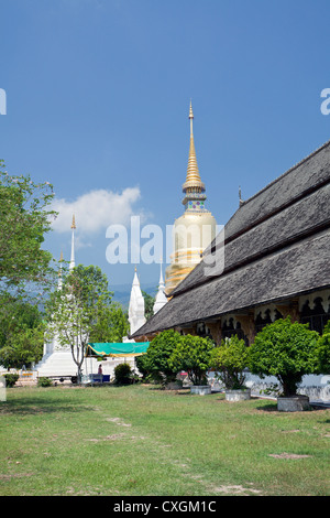 Sala Kan Prian (Predigt Halle) und einen Garten, Wat Suan Dok (Blume Garten Tempel), Chiang Mai, Thailand Stockfoto