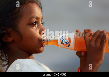 Indische Schulmädchen trinken Fanta Erfrischungsgetränk Andhra Pradesh in Indien Stockfoto