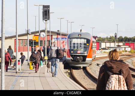 Bad Doberan-Station, Deutschland - eine Hauptstrecke Zug ankommen und Passagiere Stockfoto