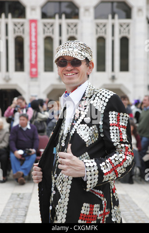 Pearly Kings & Queens costermonger Erntefest statt an der Guildhall Hof & St Mary-le-Bow Church, London, England, UK Stockfoto