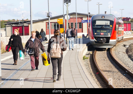 Bad Doberan-Station, Deutschland - eine Hauptstrecke Zug ankommen und Passagiere Stockfoto