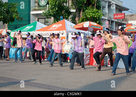 Demonstranten (Förderung der reduzierten Konsum von Alkohol und Zigaretten), tanzen Pratu Tha Phae, Chiang Mai, Thailand Stockfoto