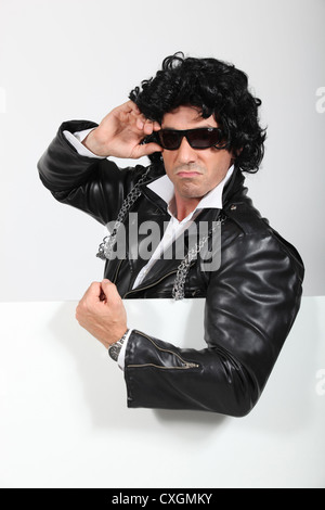 Mann, gekleidet in eine alberne Perücke Stockfoto
