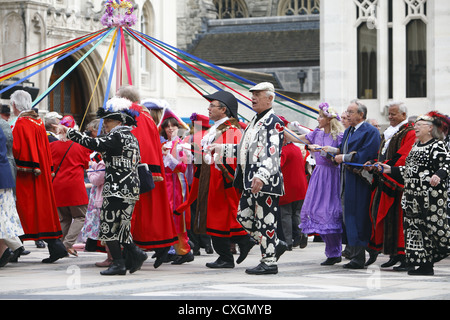 Pearly Kings & Queens costermonger Erntefest statt an der Guildhall Hof & St Mary-le-Bow Church, London, England, UK Stockfoto