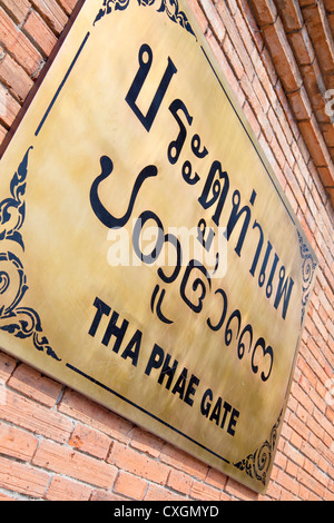 Pratu Tha Phae (Stadttor) mit Blechschild, Chiang Mai, Thailand Stockfoto