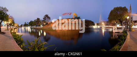 Katam Corner an der Stadtmauer bei Nacht, Chiang Mai, Thailand, Südostasien Stockfoto