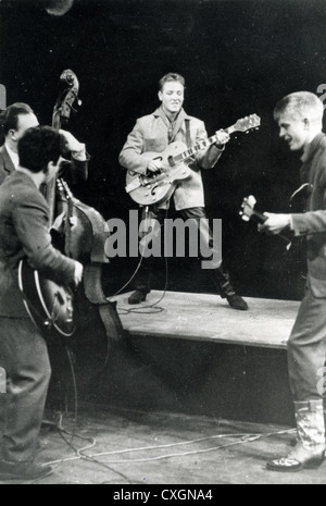 EDDIE COCHRAN (1938 – 1960) US-Rock ' n ' Roll-Musiker mit Joe Brown auf der rechten Seite auf einer britischen TV-Show im Jahr 1960 Stockfoto