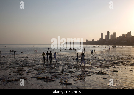 Sonnenuntergang am Chowpatty Beach, Mumbai, Indien. Stockfoto