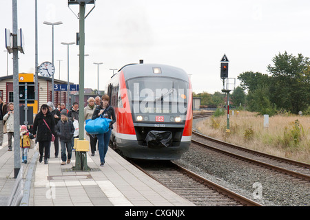 Bad Doberan-Station, Deutschland mit einer Hauptstrecke Personenzug und ankommende Passagiere Stockfoto