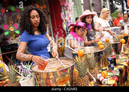 Exotische Früchtepunsch verkauft Notting Hill Carnival Stockfoto
