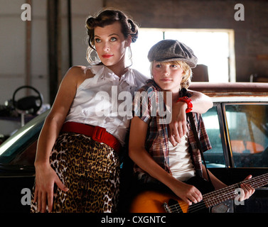 BRINGING UP BOBBY 2012 Monterey Medien Film mit Milla Jovovich als Olive und Spencer Liste als Bobby Stockfoto