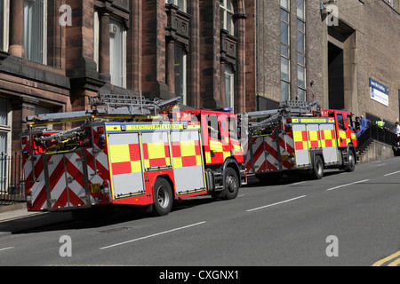 Feuerwehrfahrzeuge außerhalb der Universität von Strathclyde James Weir Gebäude, Montrose Street, Glasgow, Schottland, Großbritannien Stockfoto