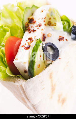 Fladenbrot gefüllt mit Feta und Gemüse Stockfoto