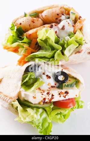 Fladenbrot gefüllt mit Feta und Garnelen Stockfoto