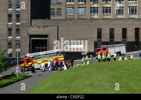 Feuerwehrfahrzeuge außerhalb der Universität von Strathclyde James Weir Gebäude, Montrose Street, Glasgow, Schottland, Großbritannien Stockfoto